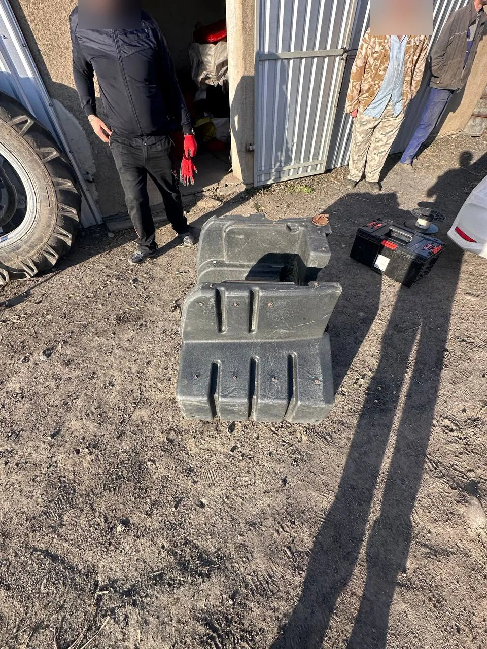 Fotografie 4 z opravy — Oprava palivové nádrže Fendt 900 Vario