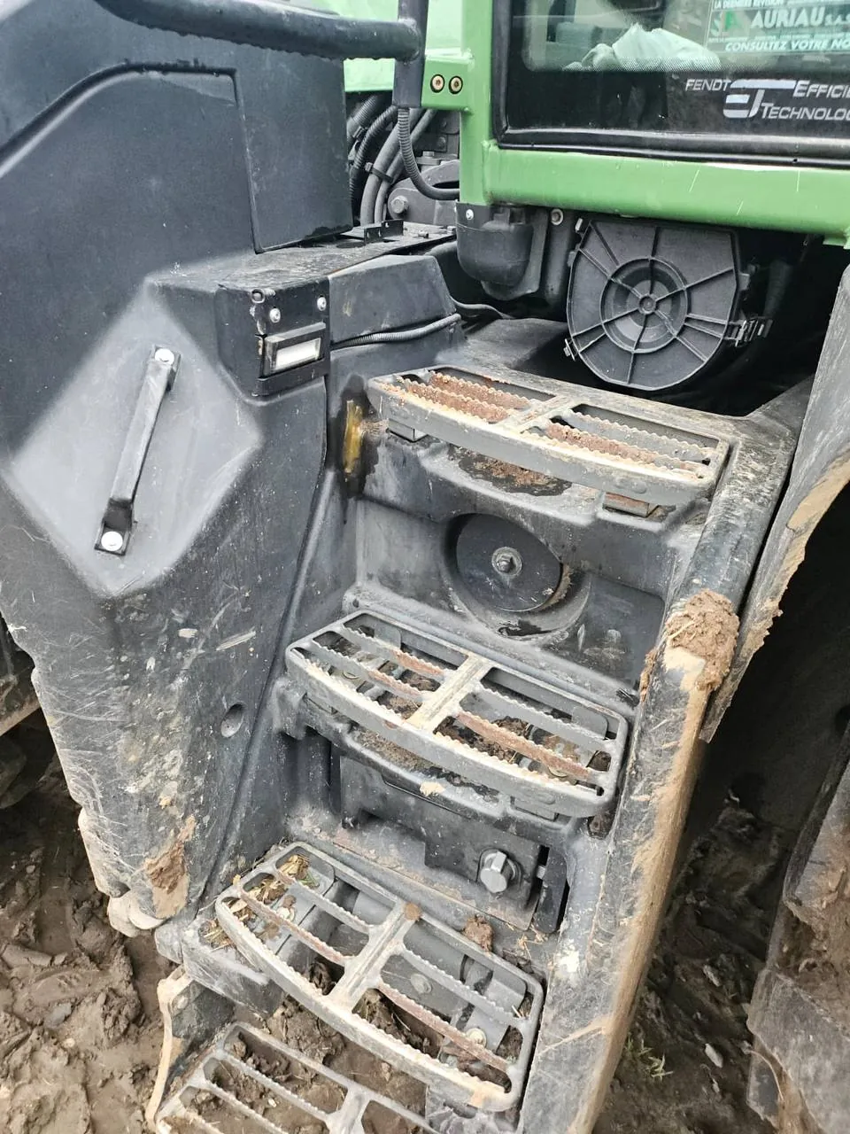 Fotografie 3 z opravy — Oprava palivové nádrže Fendt 826