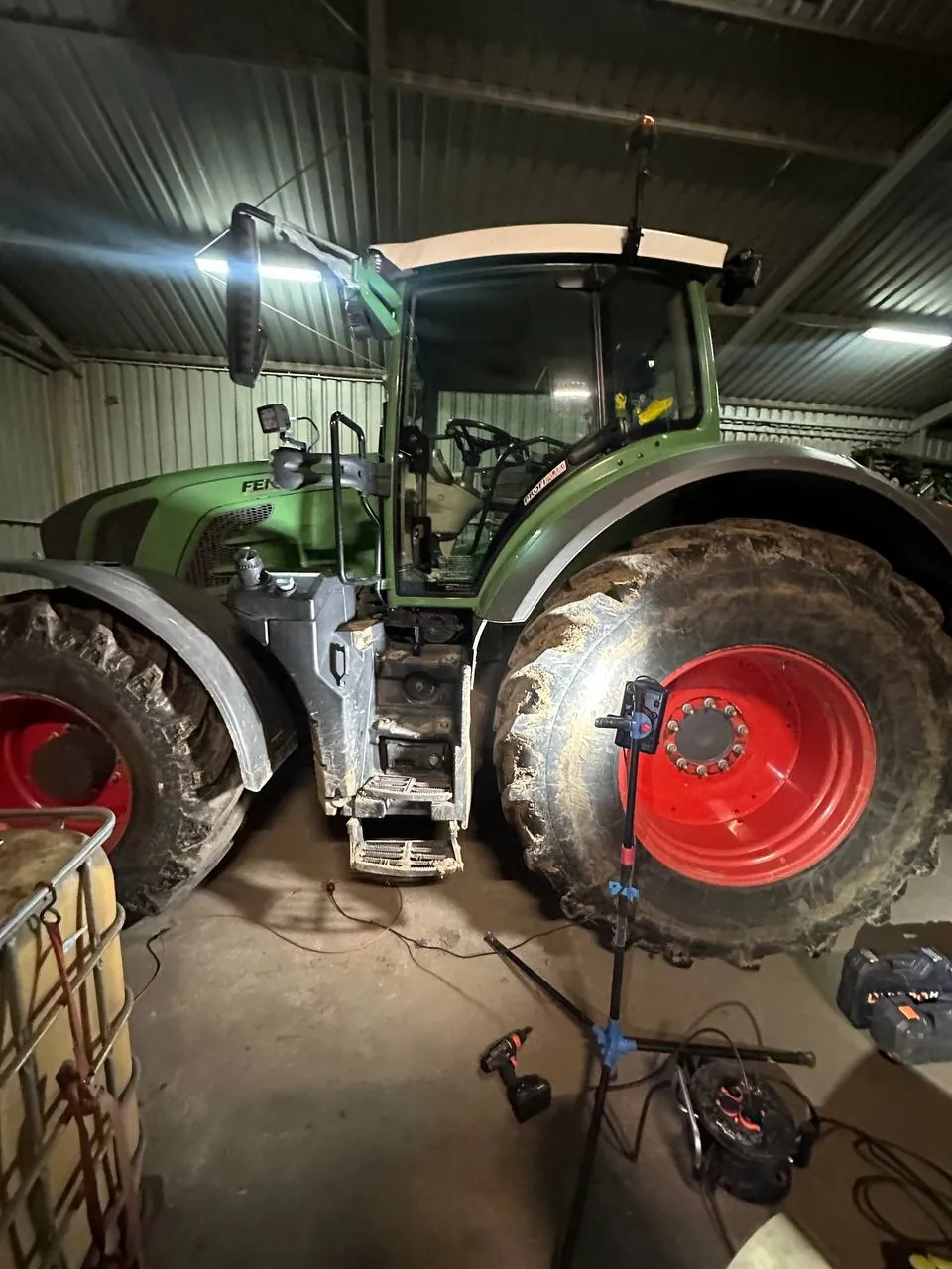 Fotografie 10 z opravy — Oprava palivové nádrže Fendt 826