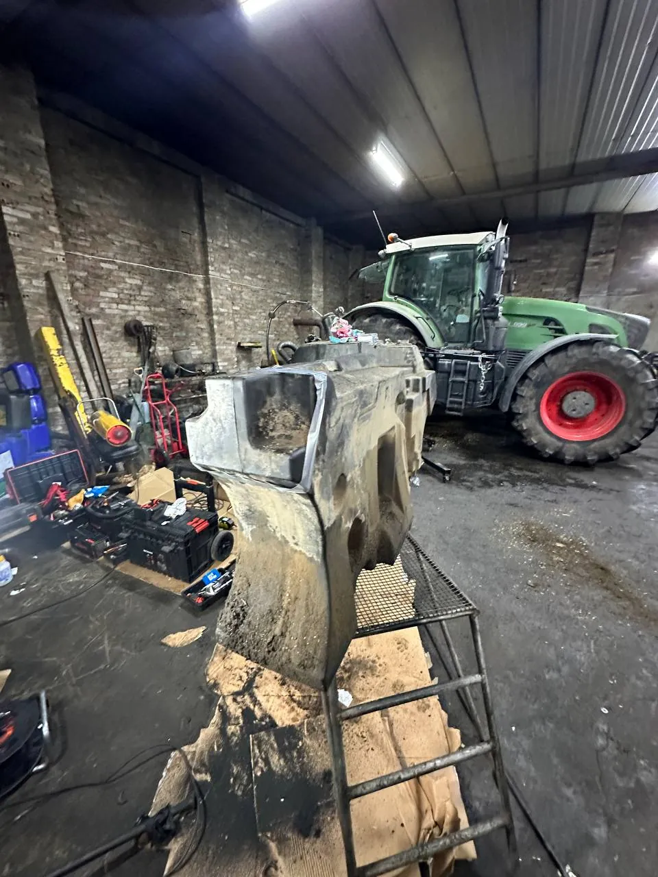 Oprava palivové nádrže Fendt 924