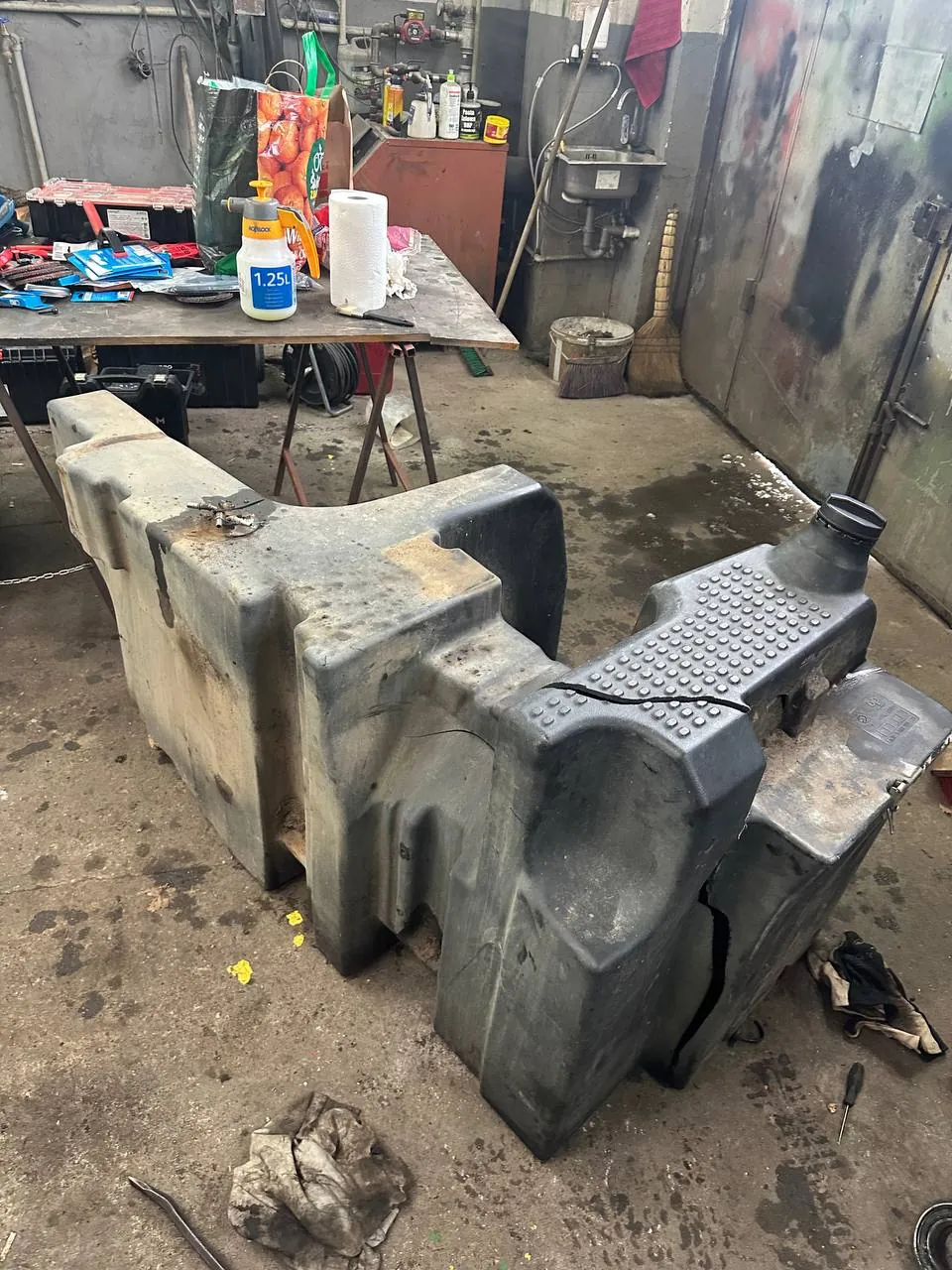 Fotografie 22 z opravy — Oprava palivové nádrže Massey Ferguson