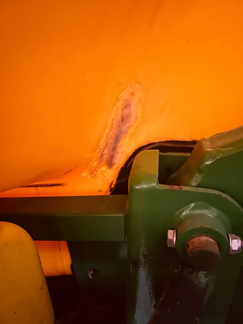 Fotografie 5 z opravy — Oprava nádrže postřikovače John Deere 740