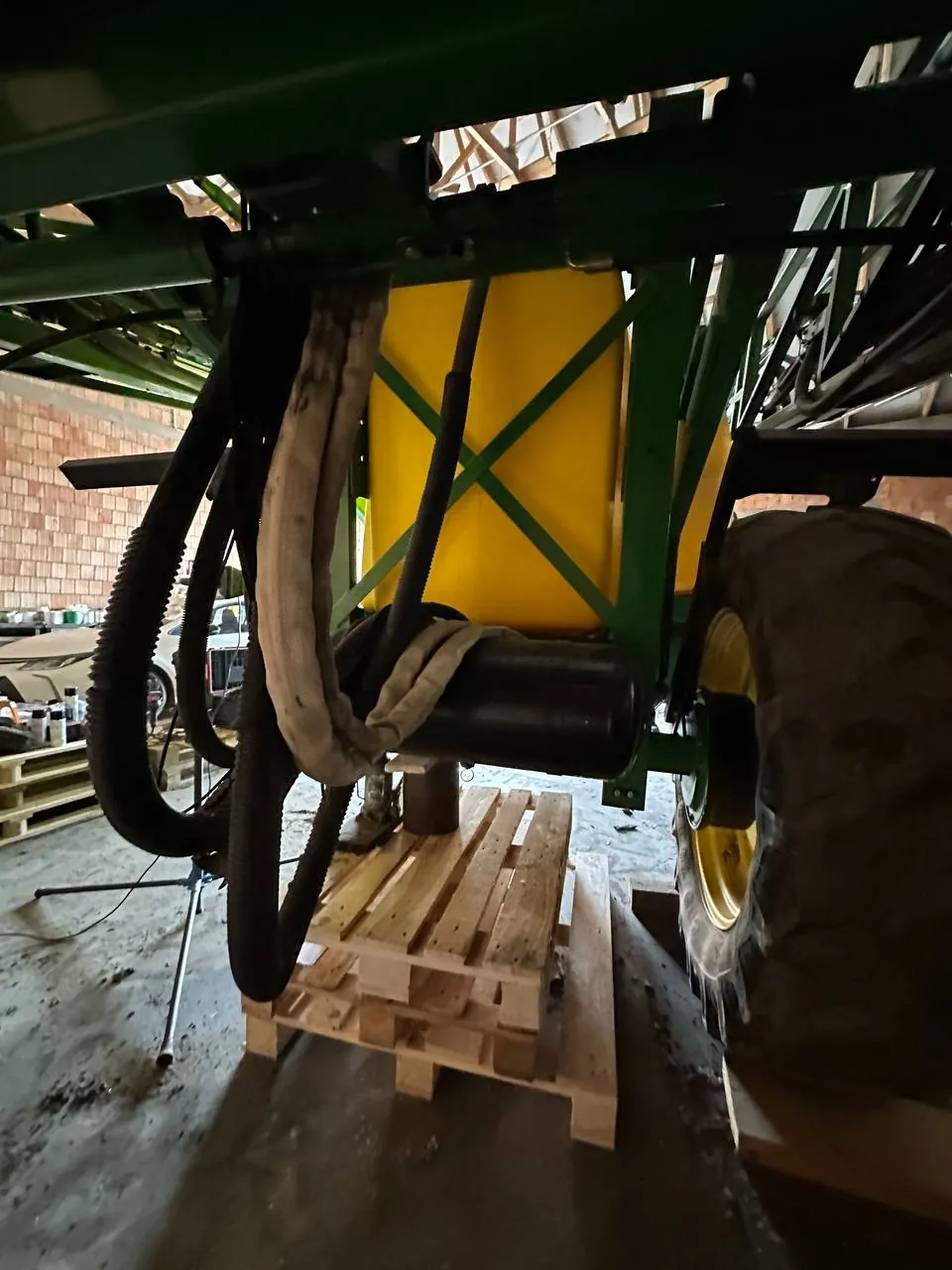 Fotografie 11 z opravy — Oprava nádrže postřikovače John Deere 740