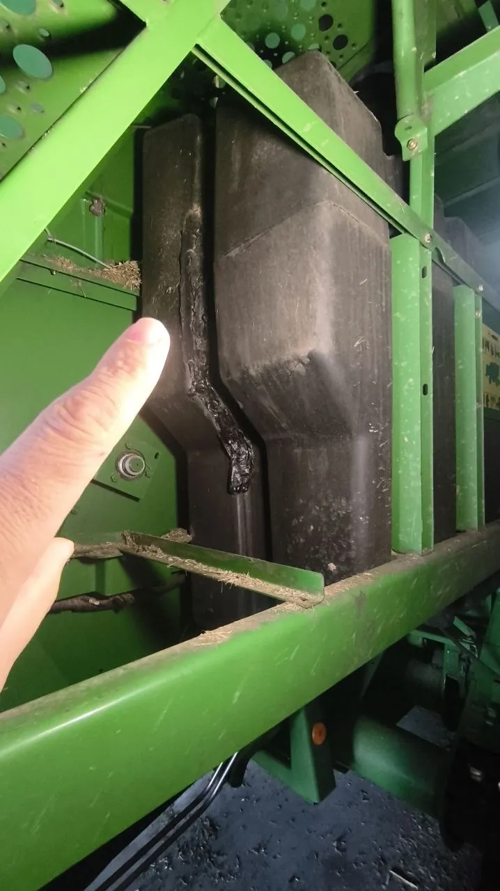 Fotografie 4 z opravy — Oprava palivové nádrže John Deere 1450