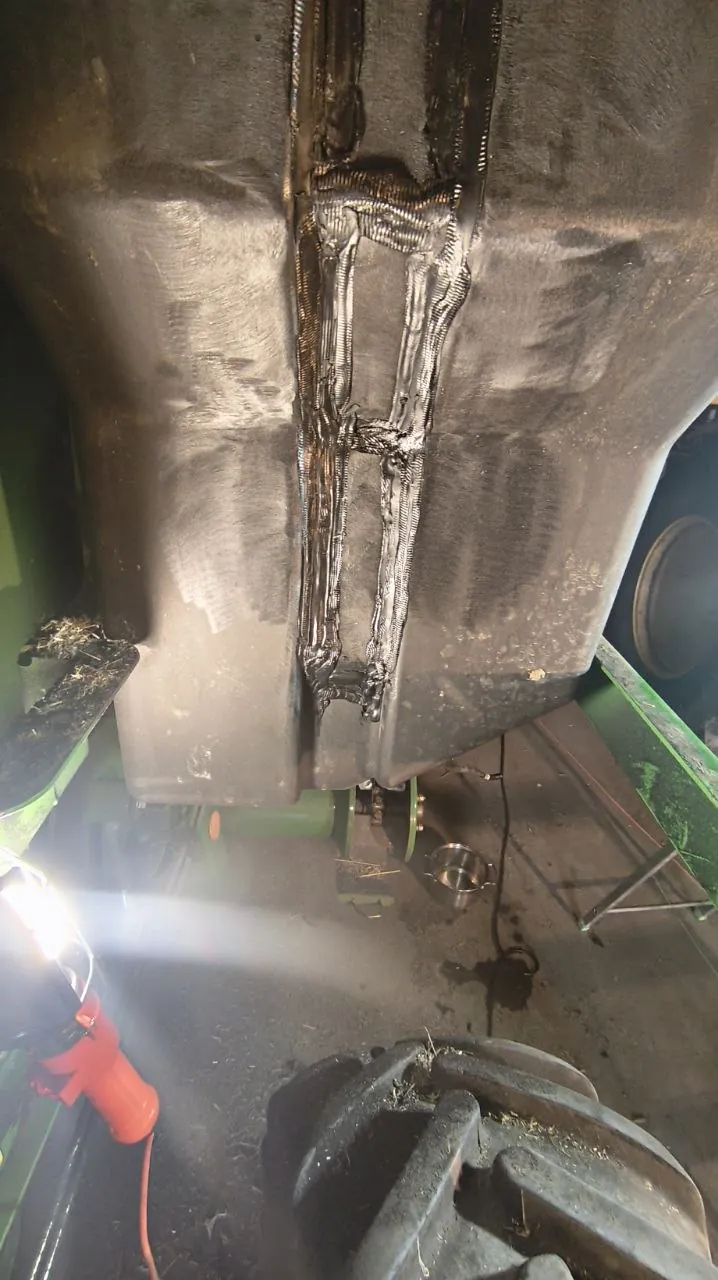Fotografie 13 z opravy — Oprava palivové nádrže John Deere 1450