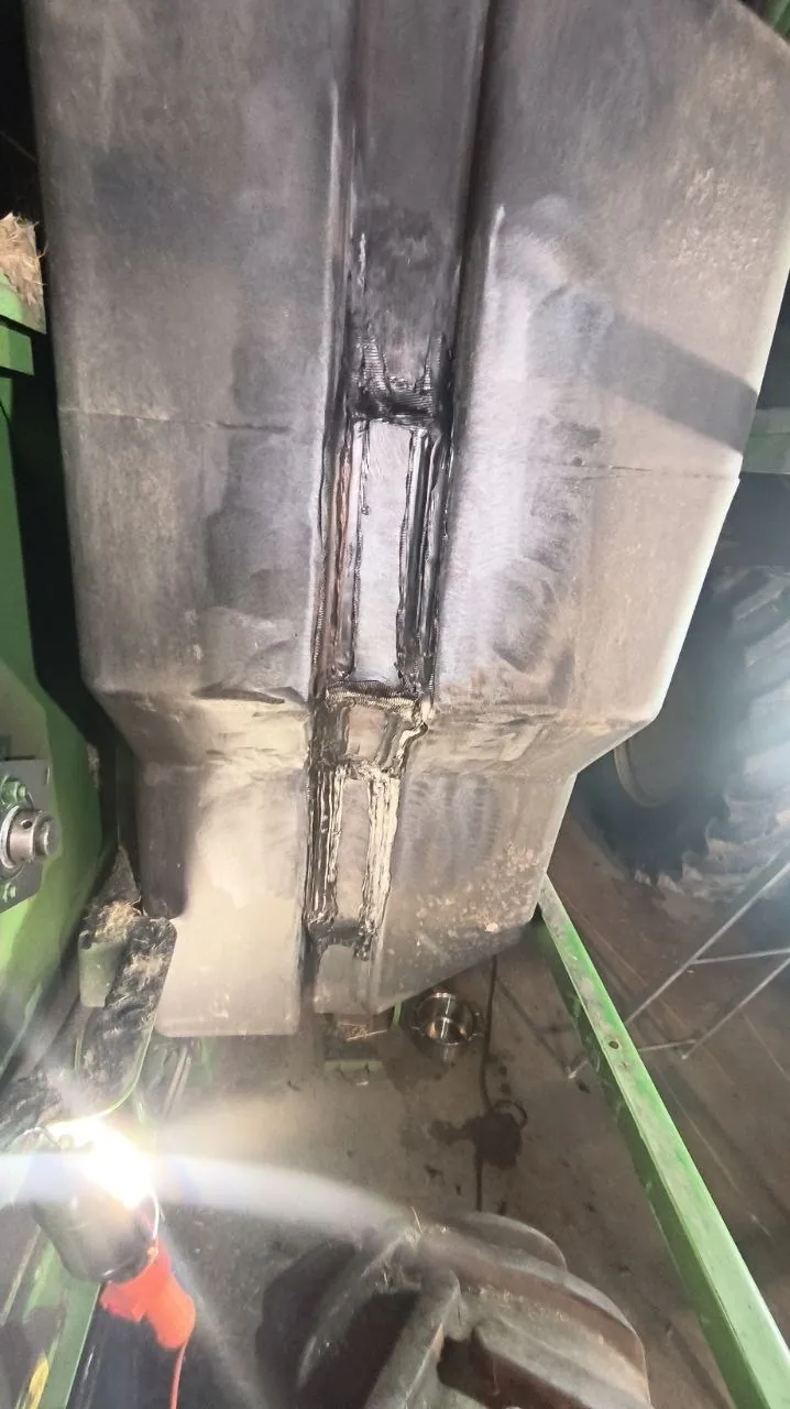 Fotografie 15 z opravy — Oprava palivové nádrže John Deere 1450