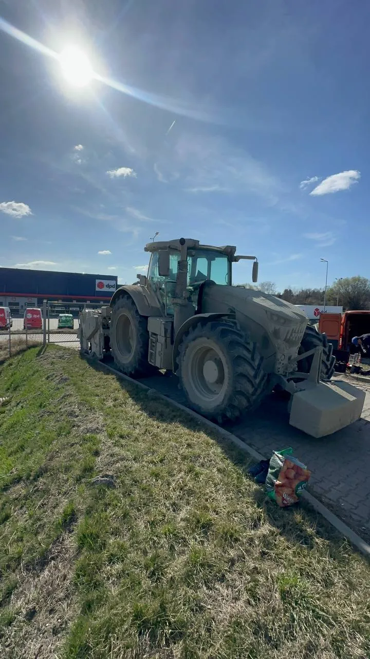 Oprava palivové nádrže Fendt 930 Vario
