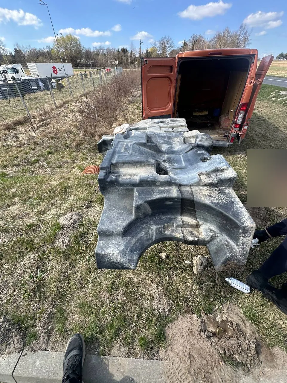 Fotografie 6 z opravy — Oprava palivové nádrže Fendt 900 Vario S4