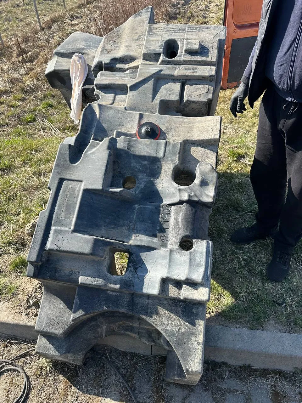 Fotografie 13 z opravy — Oprava palivové nádrže Fendt 900 Vario S4