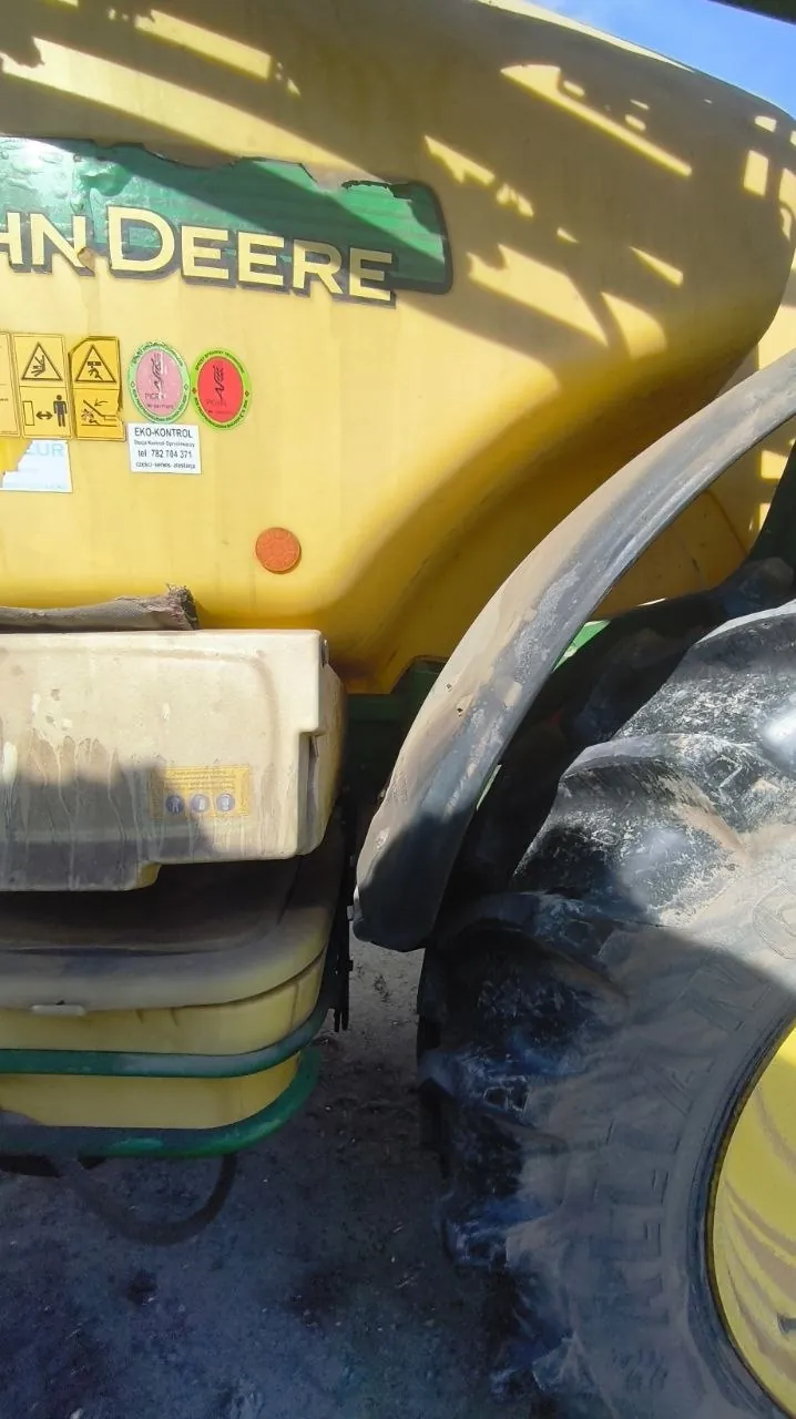 Fotografie 4 z opravy — Oprava nádrže postřikovače John Deere M740