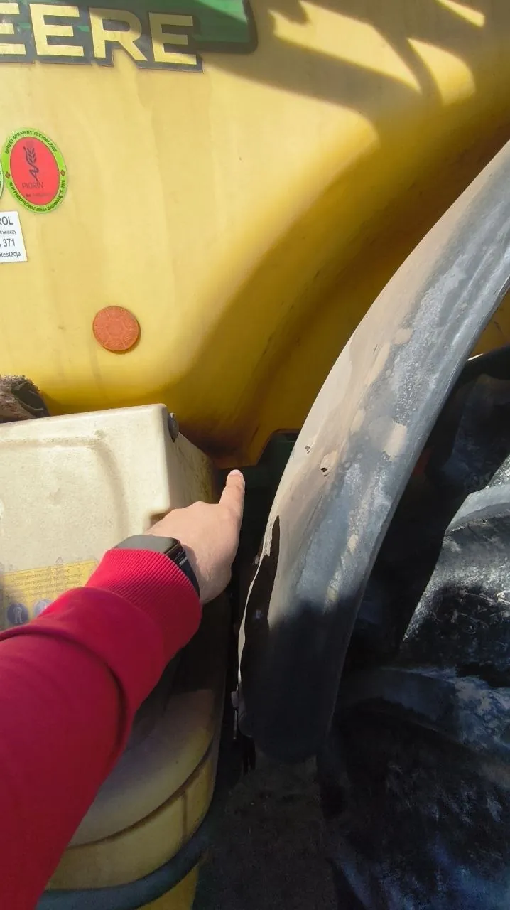Fotografie 5 z opravy — Oprava nádrže postřikovače John Deere M740