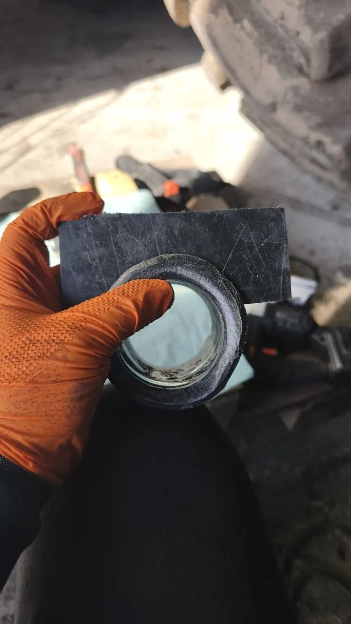 Fotografie 34 z opravy — Oprava palivové nádrže Fendt 828