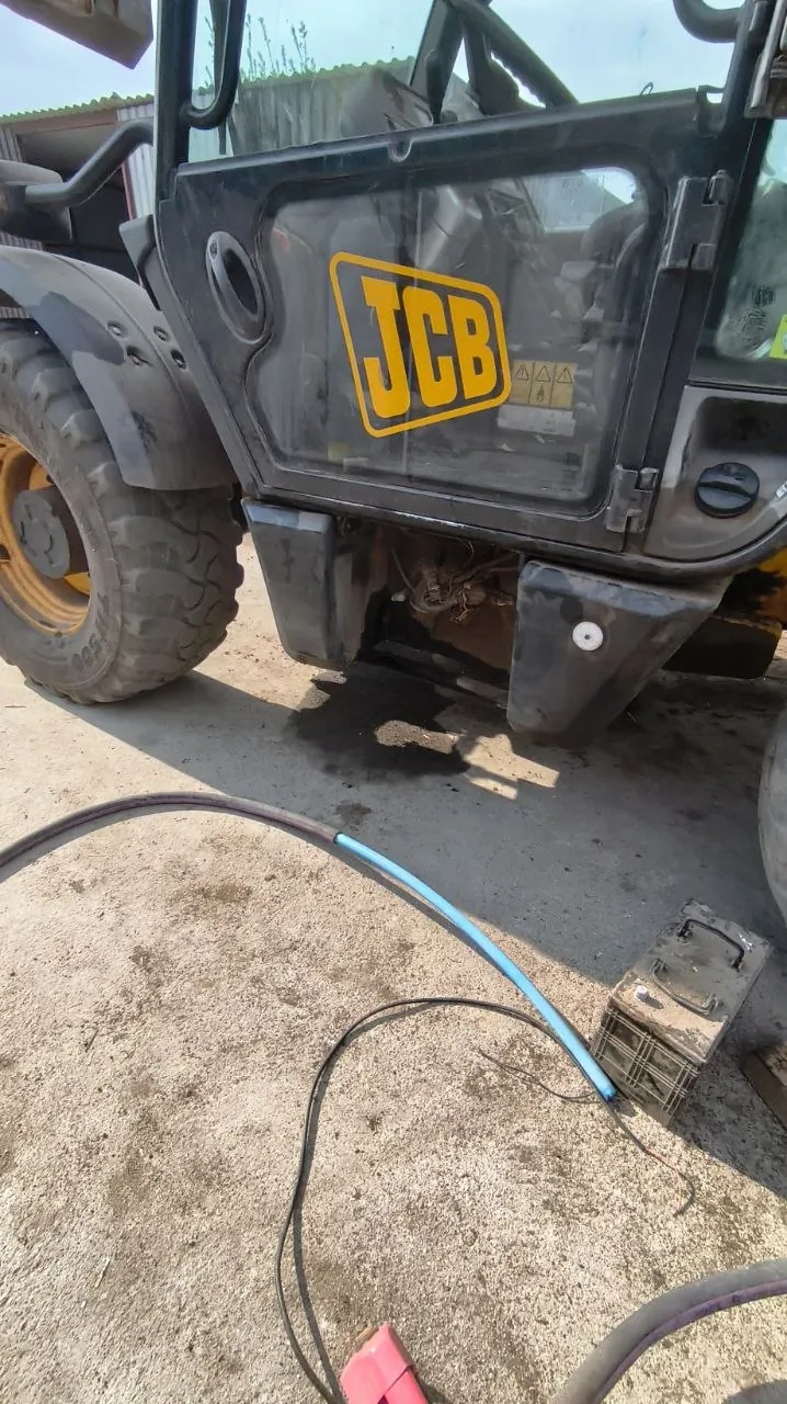 Fotografie 9 z opravy — Oprava palivové nádrže JCB