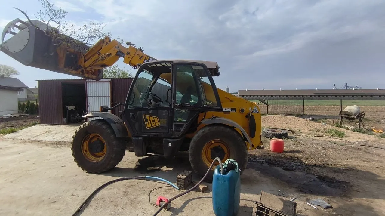 Fotografie 11 z opravy — Oprava palivové nádrže JCB