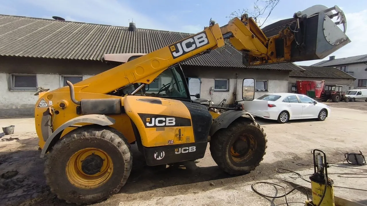 Oprava palivové nádrže JCB