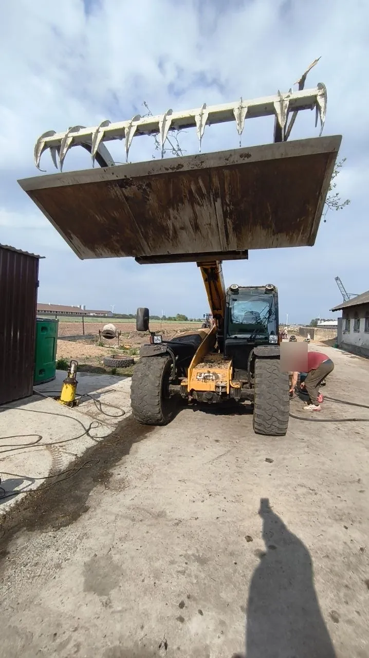 Fotografie 12 z opravy — Oprava palivové nádrže JCB