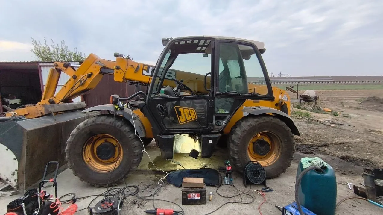 Fotografie 14 z opravy — Oprava palivové nádrže JCB