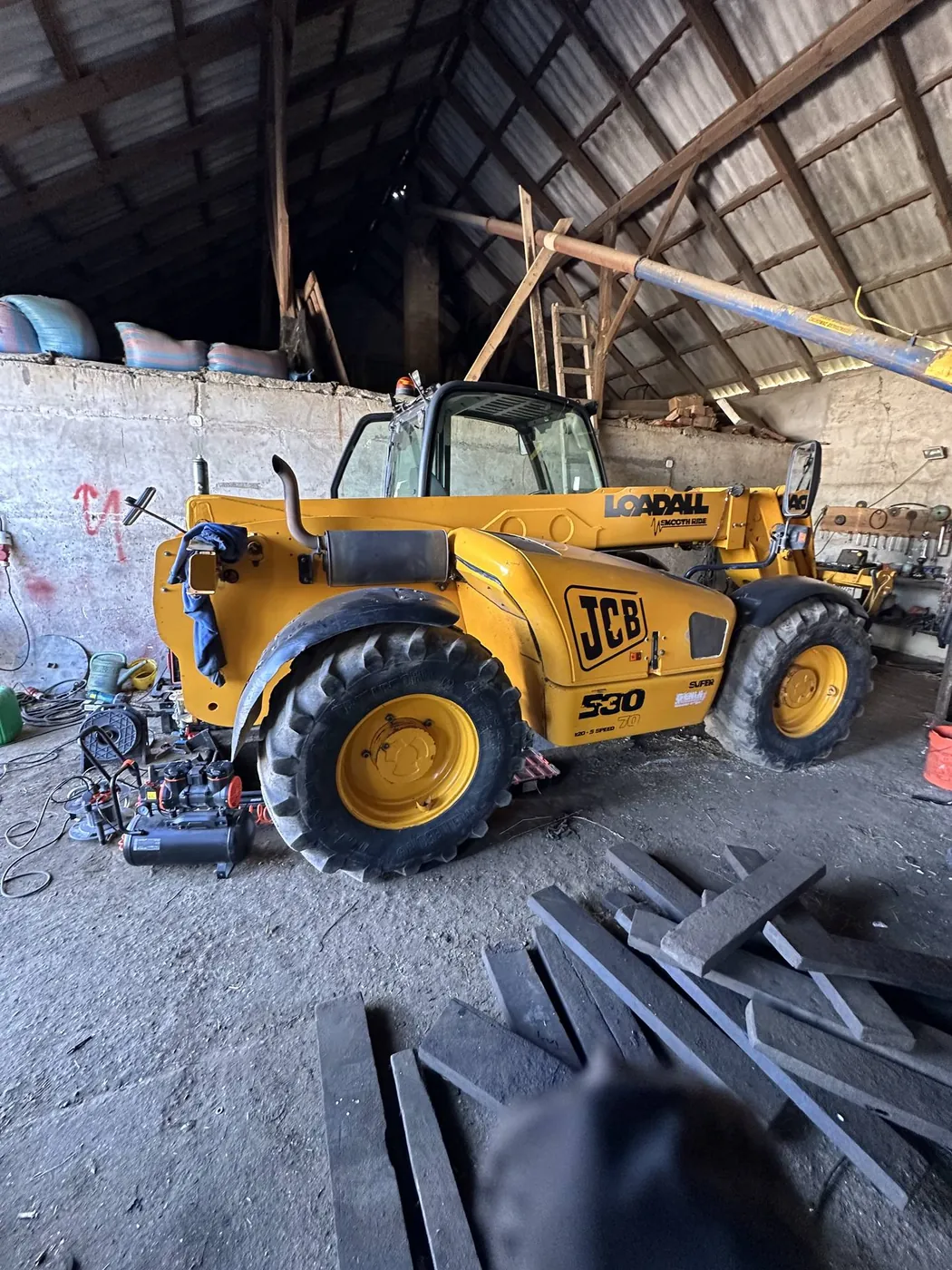 Oprava palivové nádrže JCB — červenec 2026