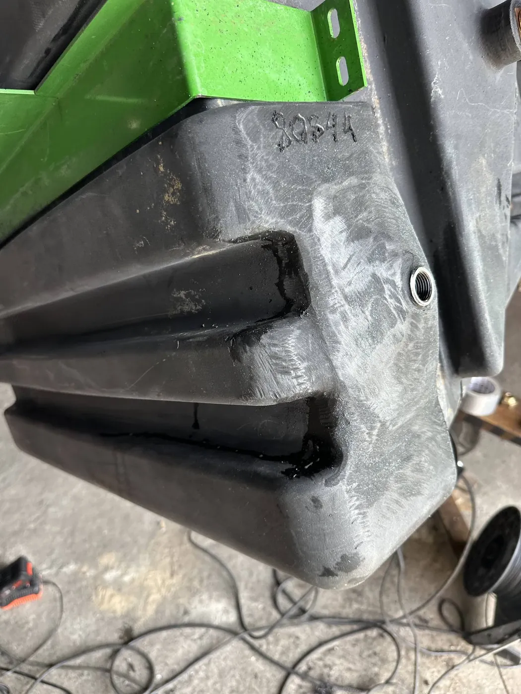 Fotografie 8 z opravy — Oprava palivové nádrže John Deere 9640