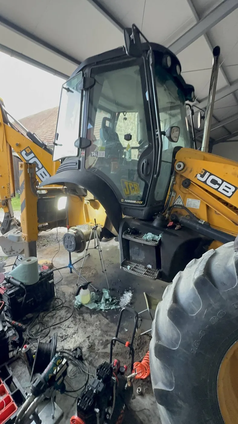 Fotografie 12 z opravy — Oprava palivové nádrže JCB 3CX