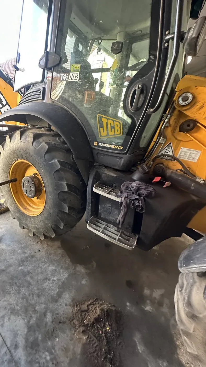 Fotografie 6 z opravy — Oprava palivové nádrže JCB 3CX
