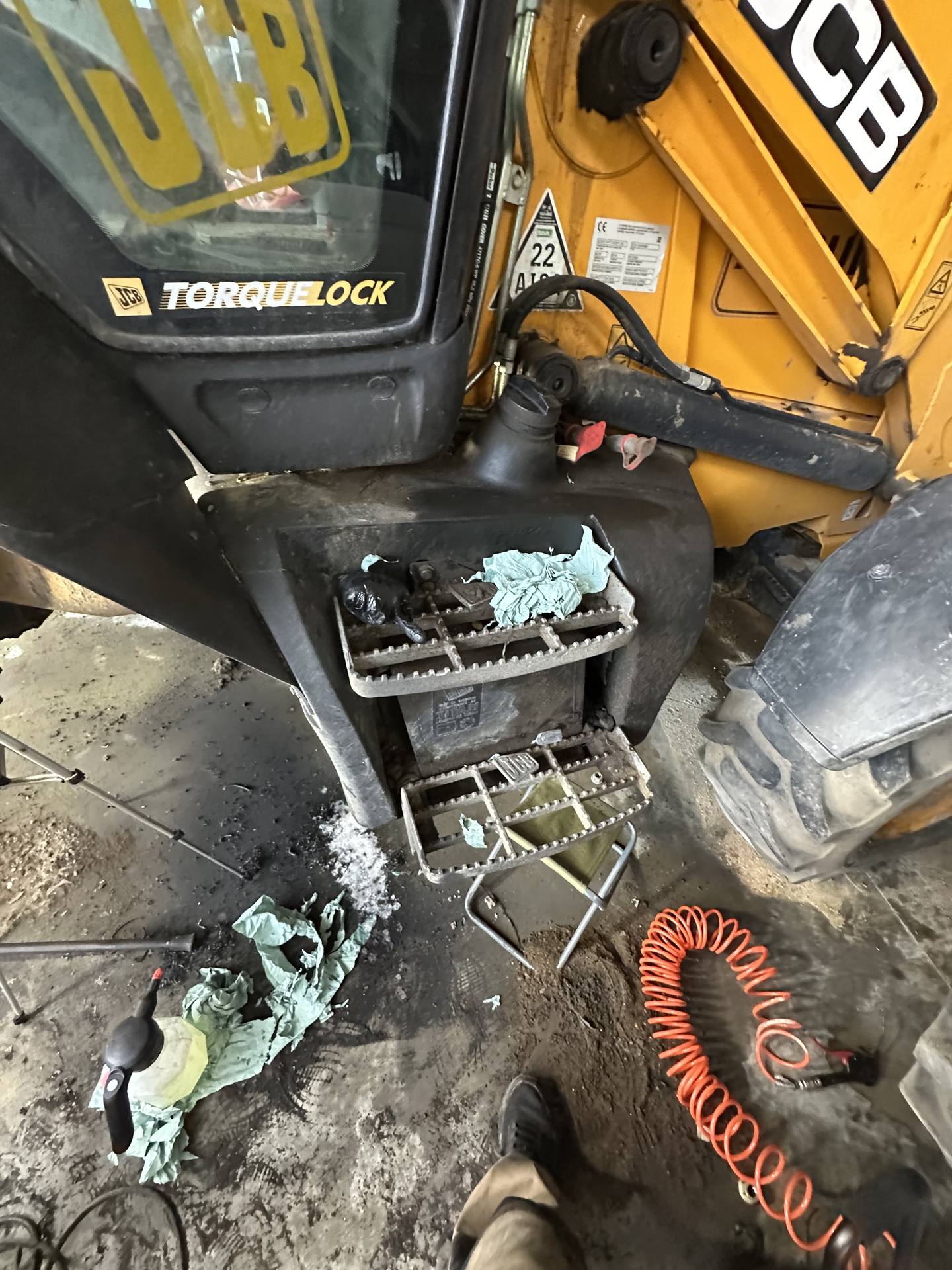 Fotografie 19 z opravy — Oprava palivové nádrže JCB 3CX