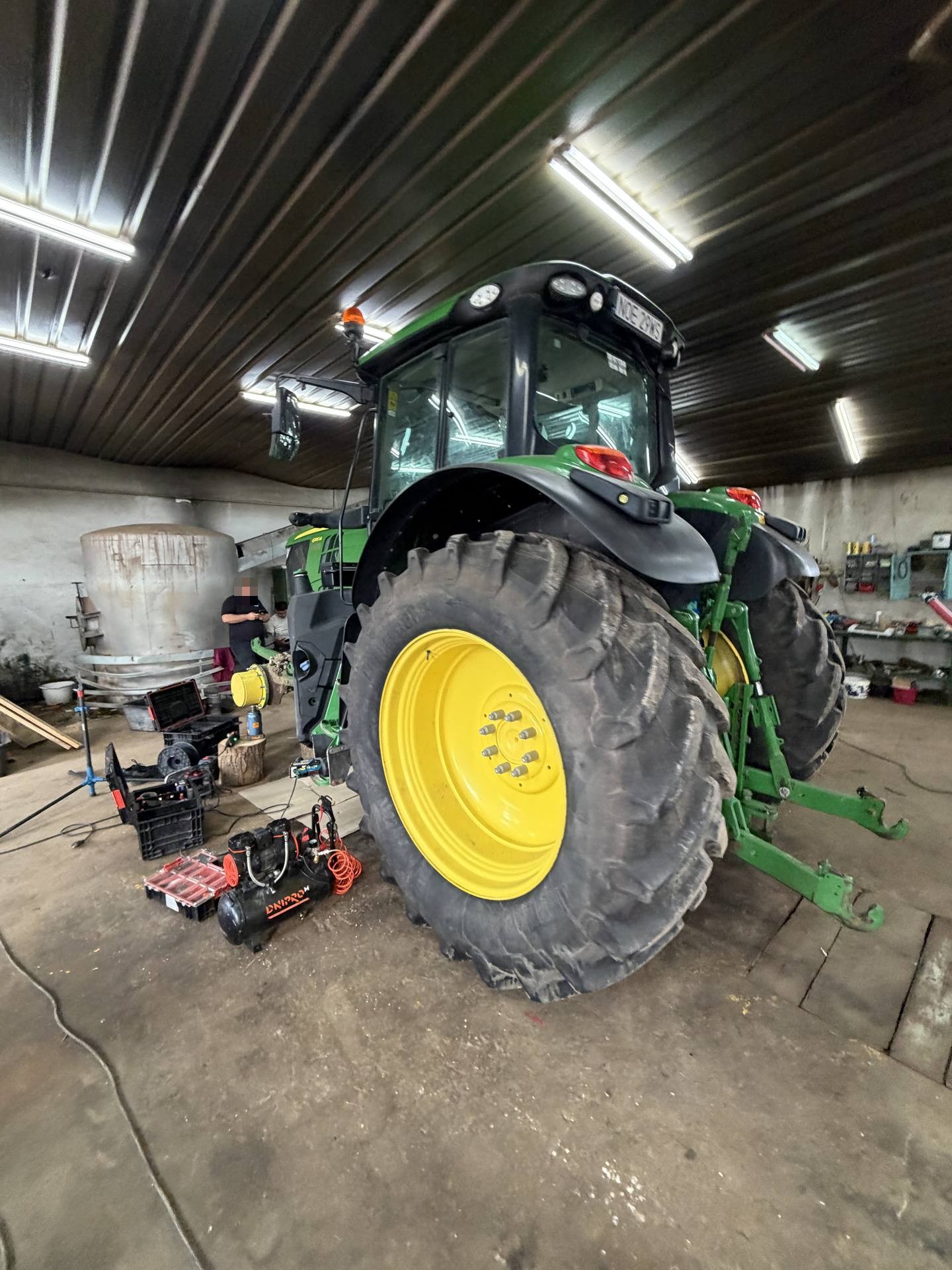 Fotografie 33 z opravy — Oprava palivové nádrže John Deere 6195M