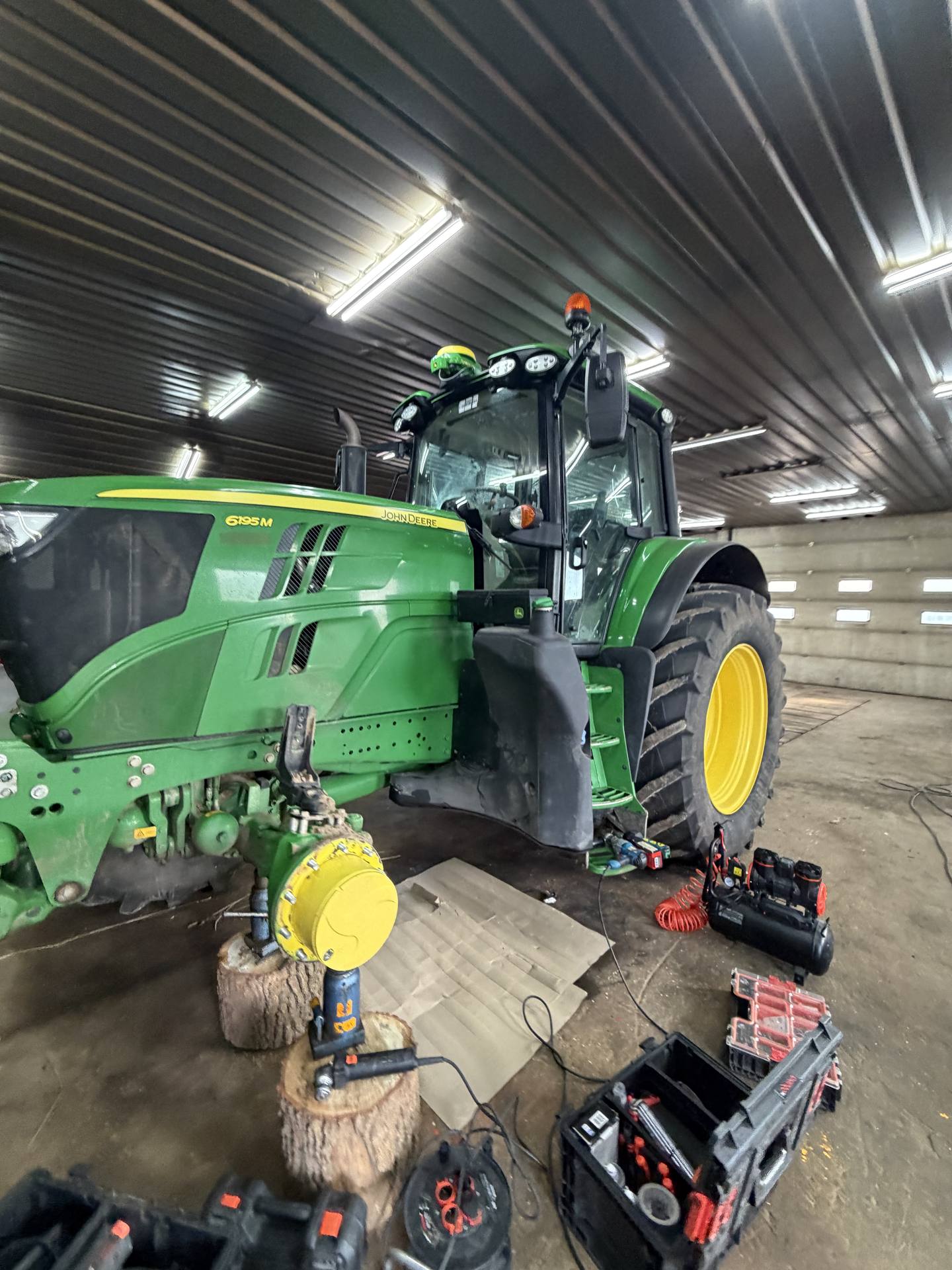 Palivová nádrž — John Deere 6195M