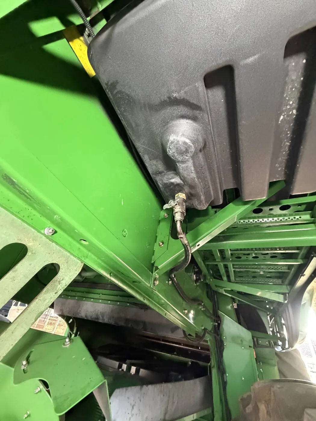 Fotografie 12 z opravy — Oprava palivové nádrže John Deere 9640 — červenec 2026
