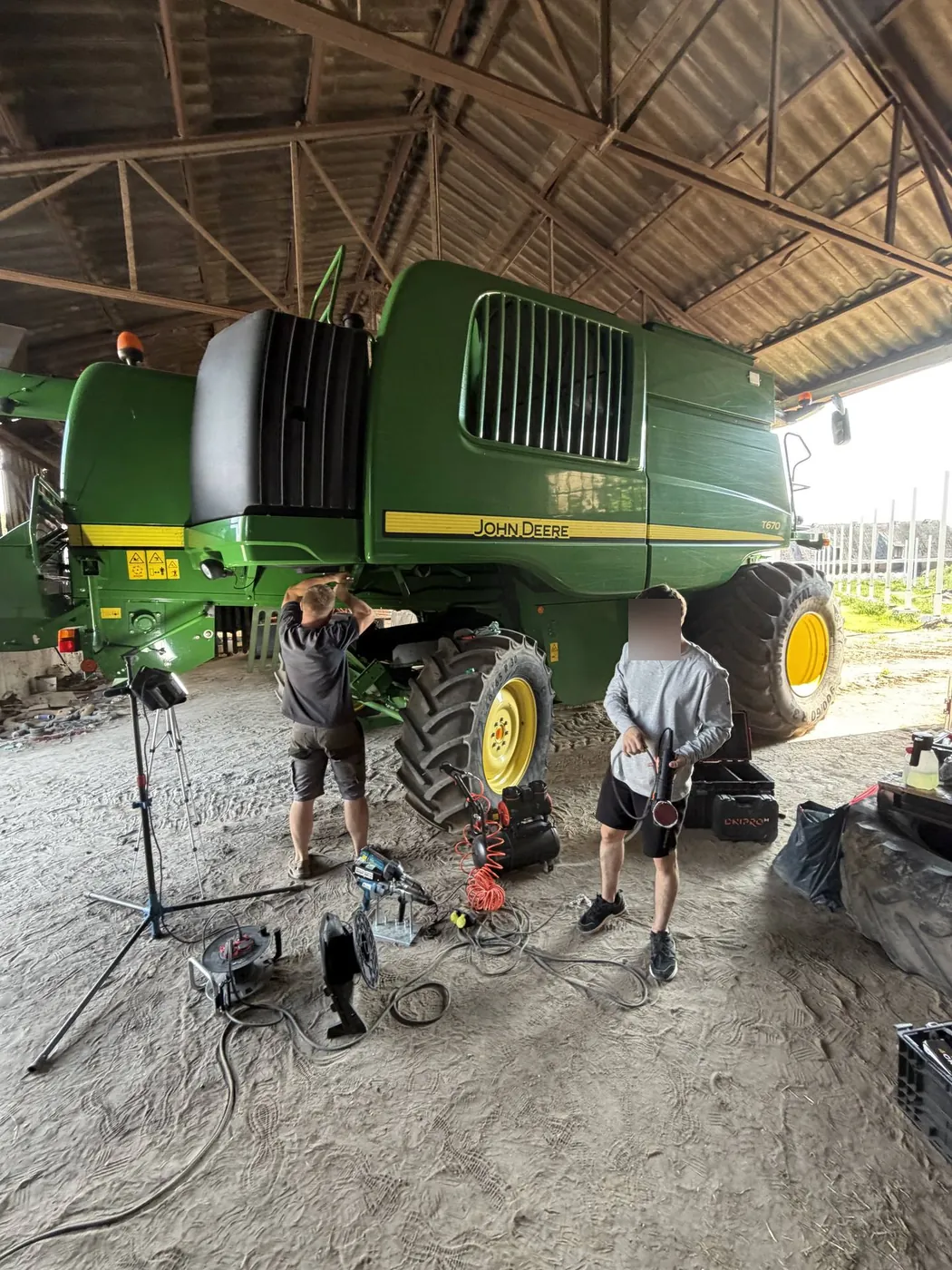 Fotografie 13 z opravy — Oprava palivové nádrže John Deere 9640 — červenec 2026