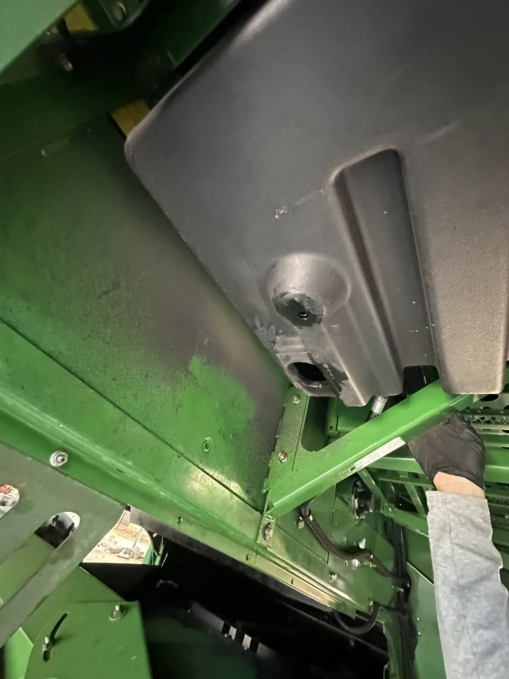 Fotografie 5 z opravy — Oprava palivové nádrže John Deere 9640 — červenec 2026