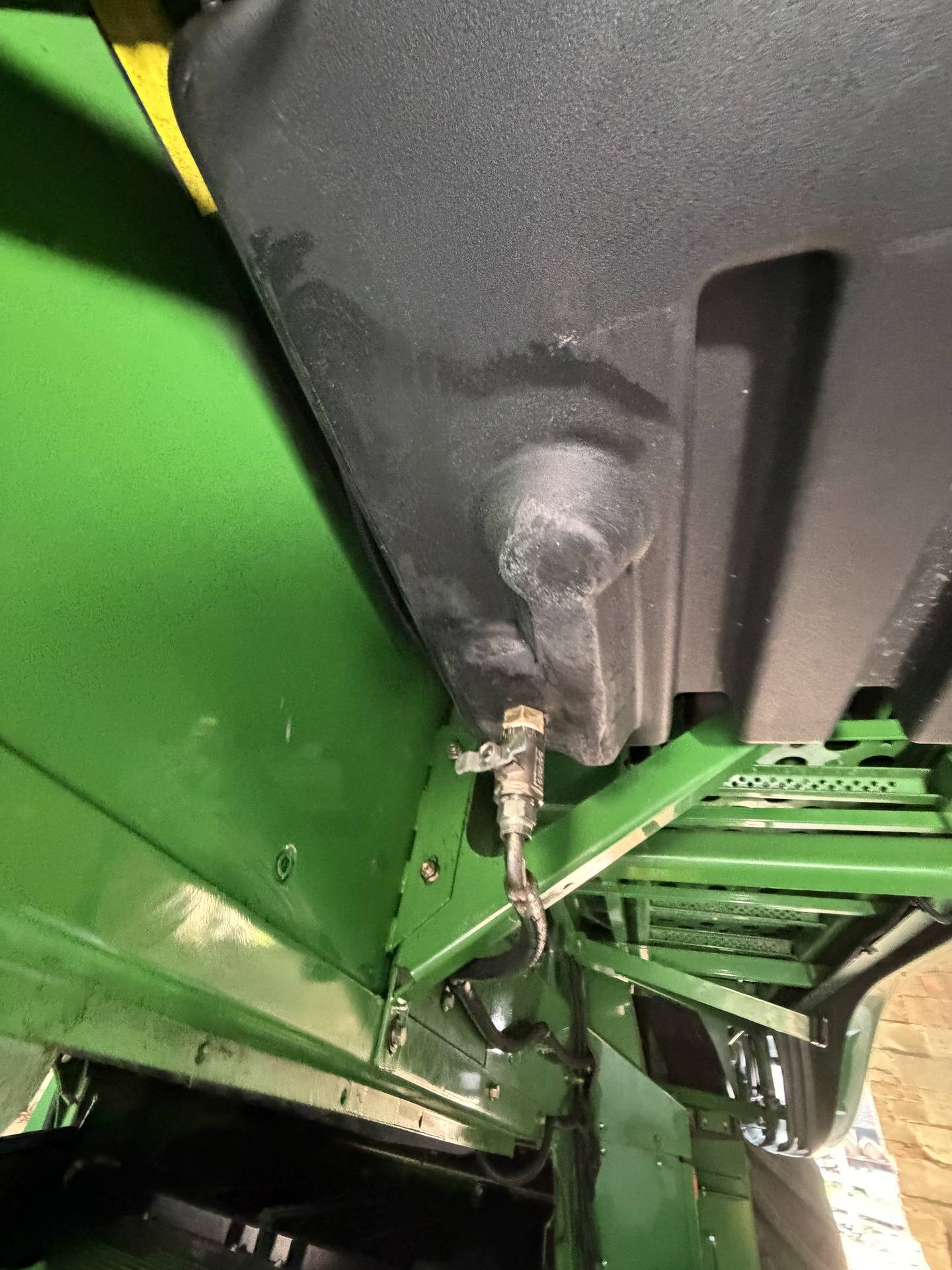 Fotografie 17 z opravy — Oprava palivové nádrže John Deere 9640 — červenec 2026