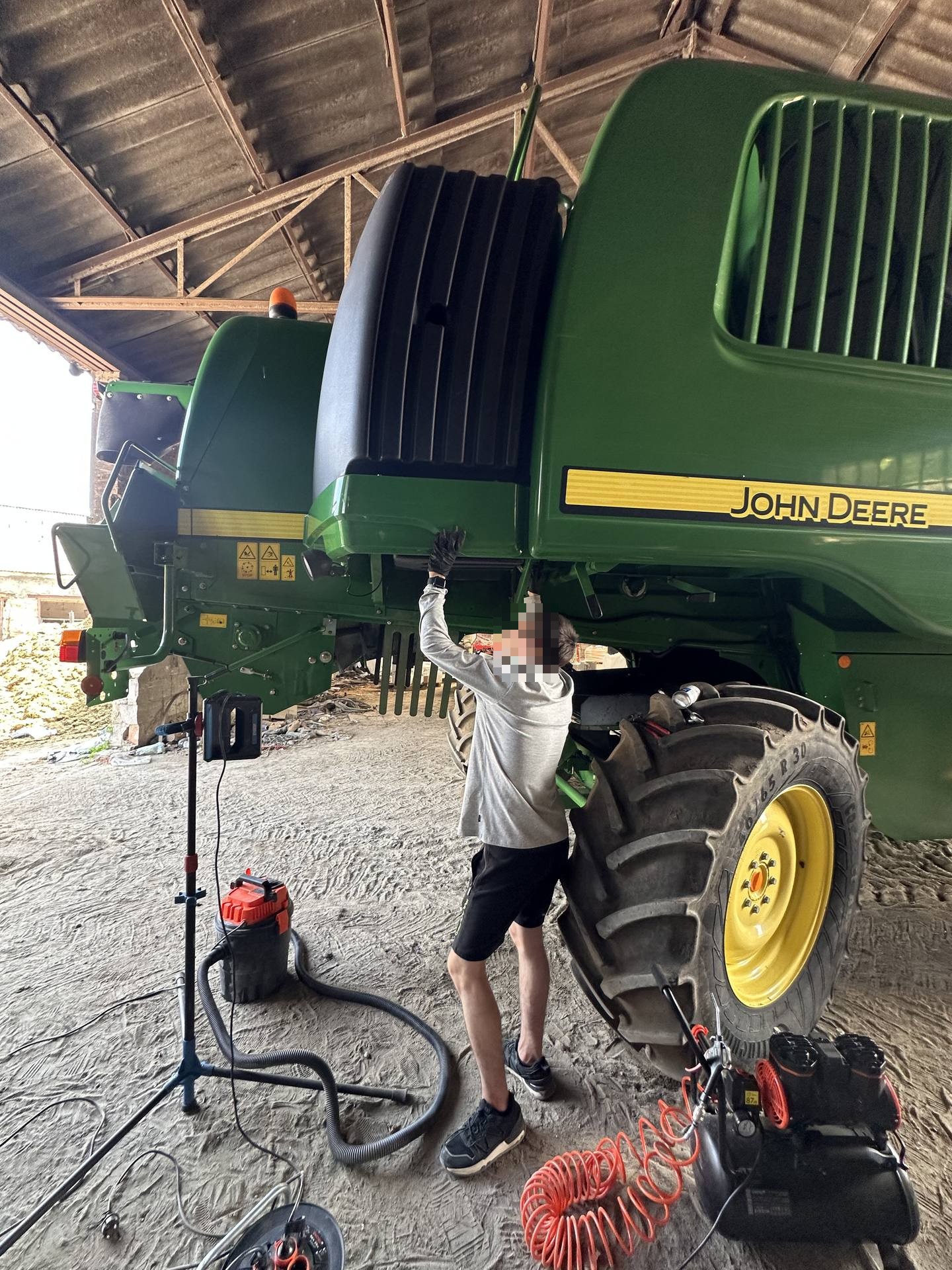 Fotografie 26 z opravy — Oprava palivové nádrže John Deere 9640 — červenec 2026