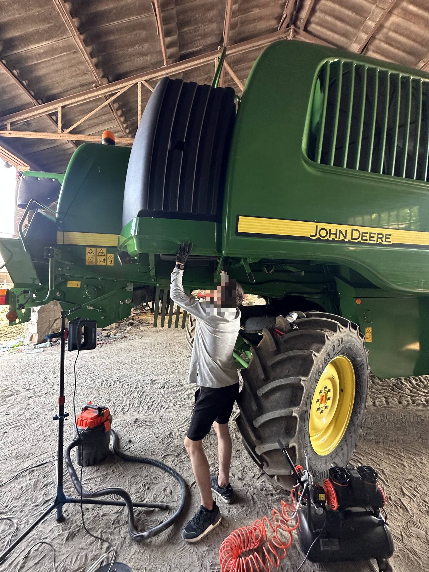 Fotografie 27 z opravy — Oprava palivové nádrže John Deere 9640 — červenec 2026