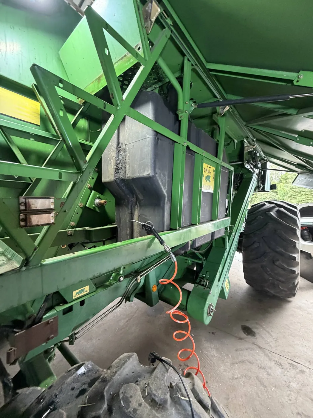 Fotografie 3 z opravy — Oprava palivové nádrže John Deere 1550