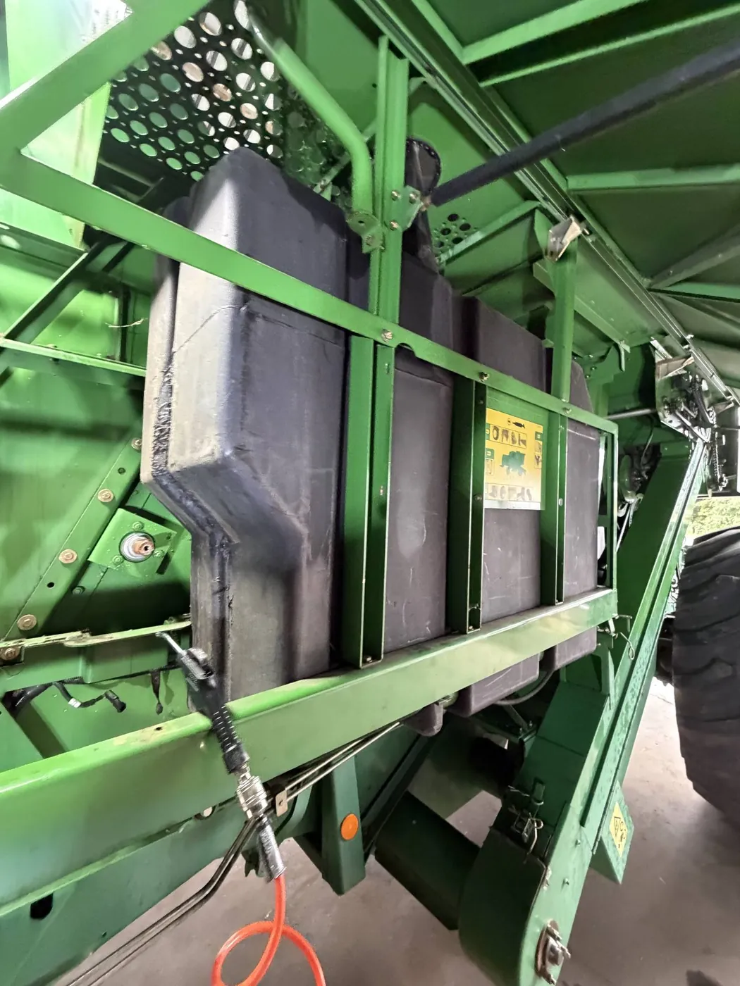 Fotografie 4 z opravy — Oprava palivové nádrže John Deere 1550