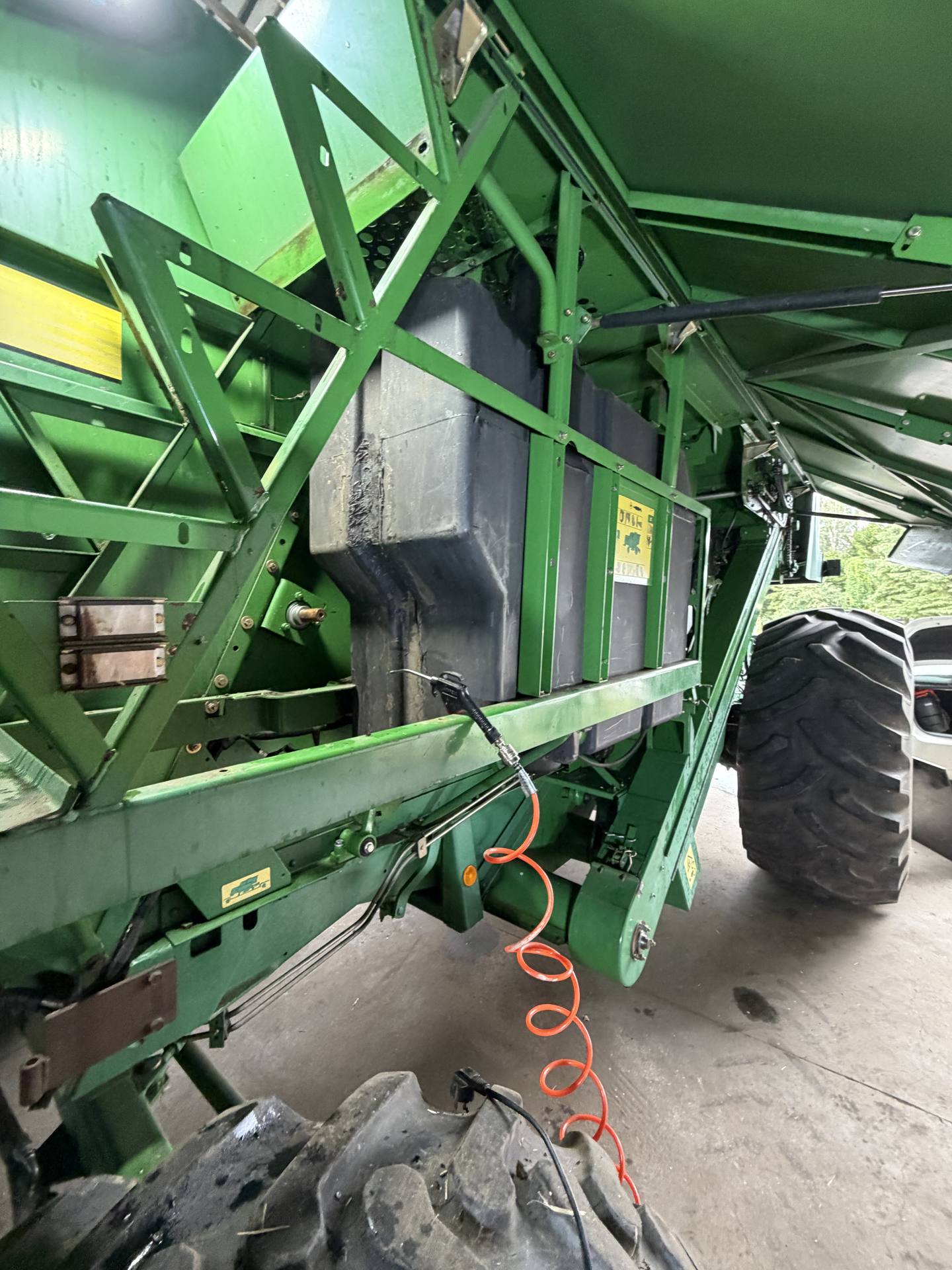 Fotografie 18 z opravy — Oprava palivové nádrže John Deere 1550