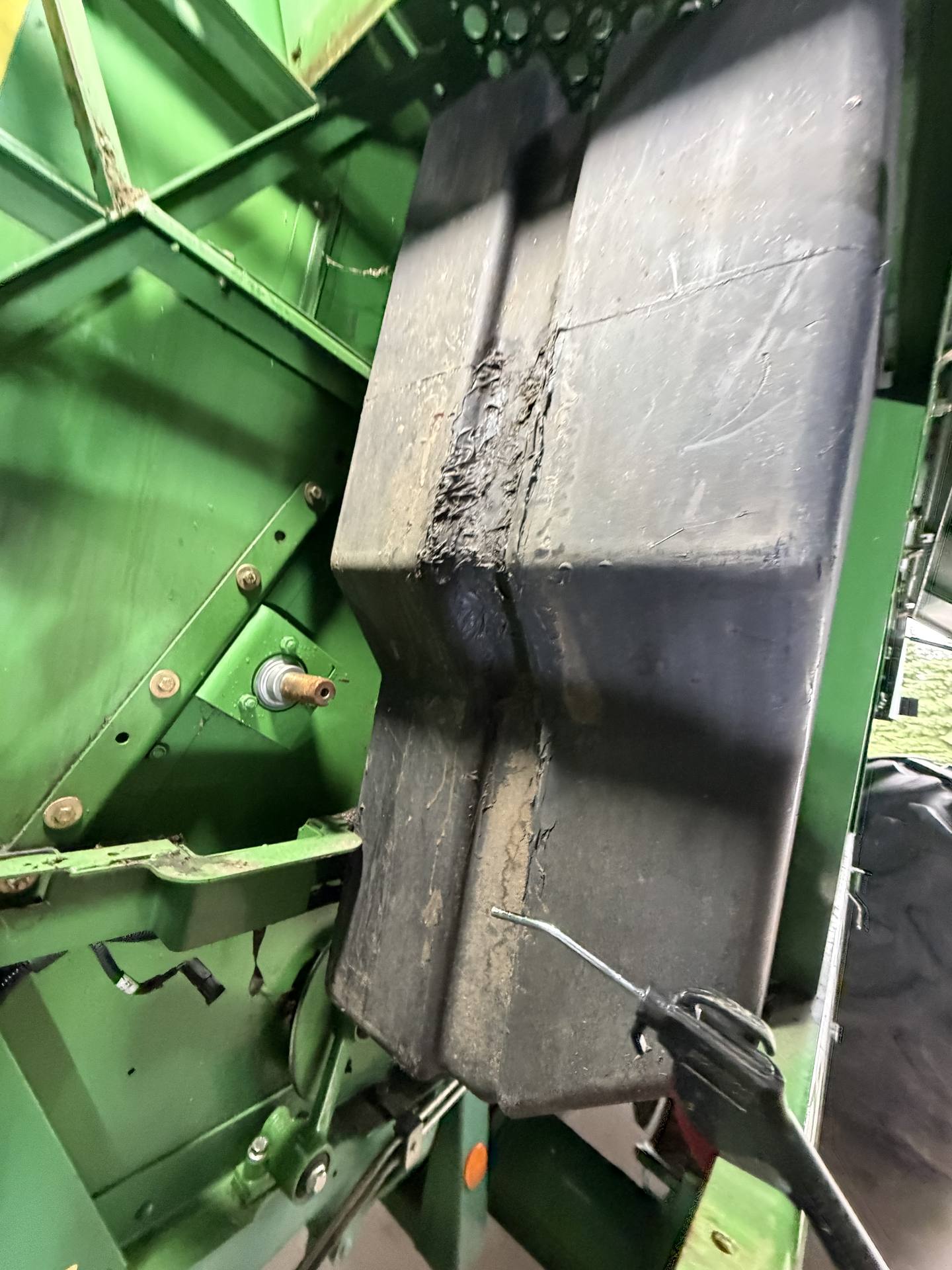Fotografie 17 z opravy — Oprava palivové nádrže Claas Lexion 560