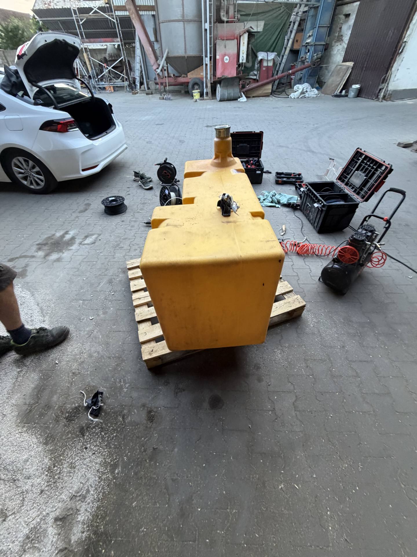 Fotografie 20 z opravy — Oprava palivové nádrže New Holland TC56