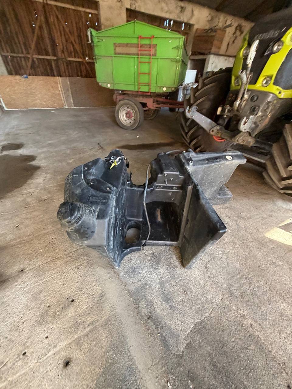 Palivová nádrž — Claas Axion 870