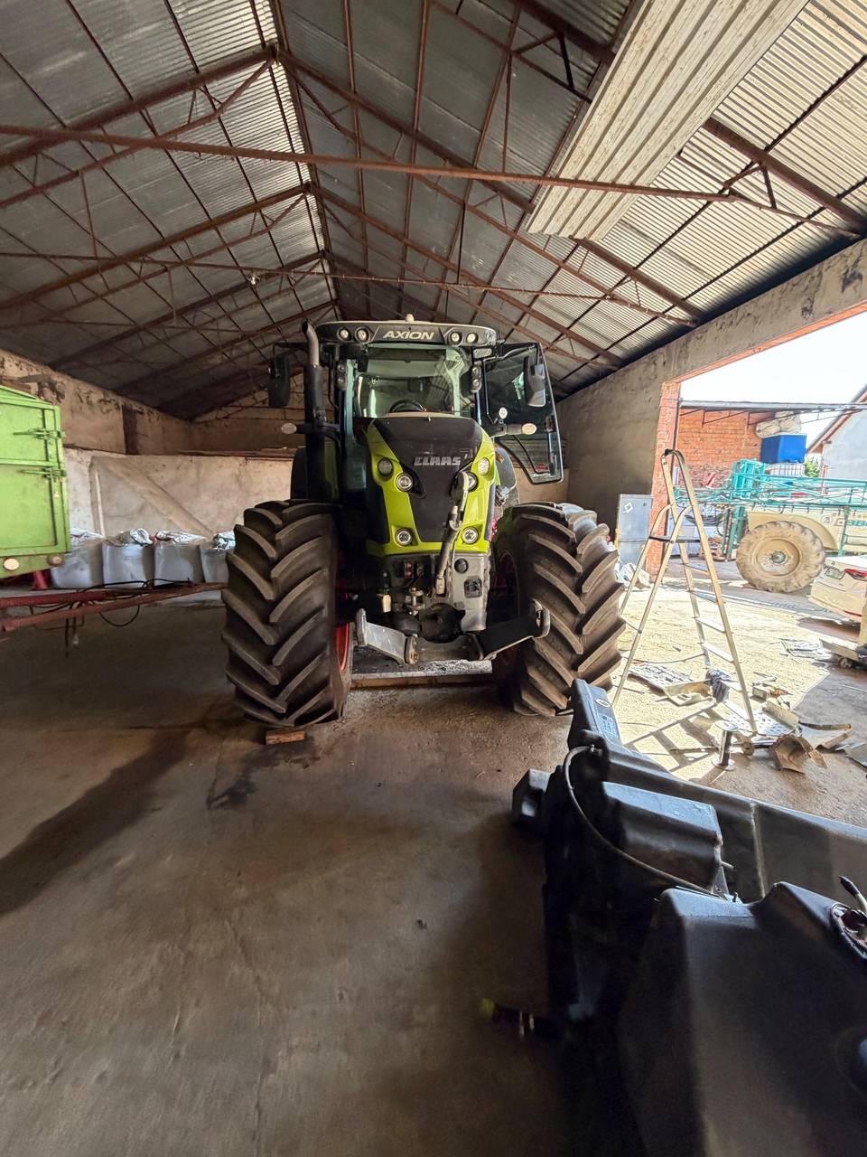 Fotografie 32 z opravy — Oprava palivové nádrže Claas Axion 870