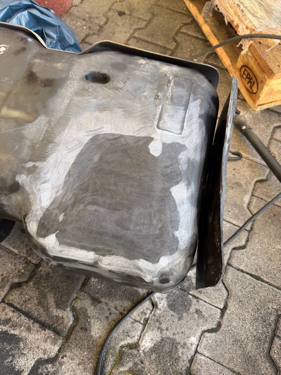 Fotografie 13 z opravy — Oprava palivové nádrže Cadillac Escalade