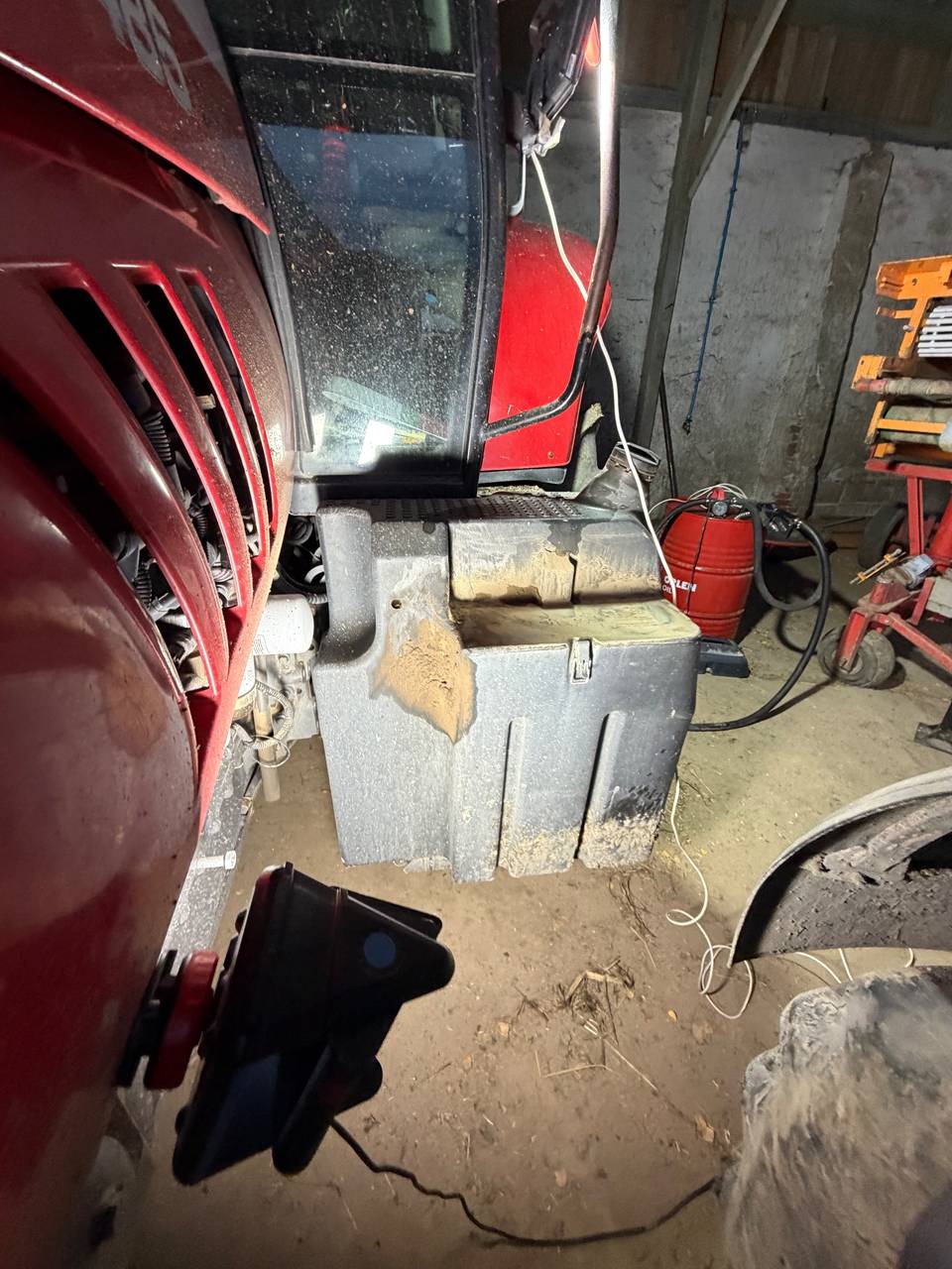 Fotografie 4 z opravy — Oprava palivové nádrže Massey Ferguson 6485