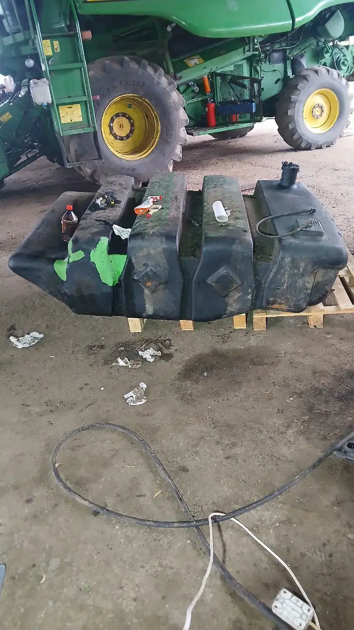 Palivová nádrž — John Deere