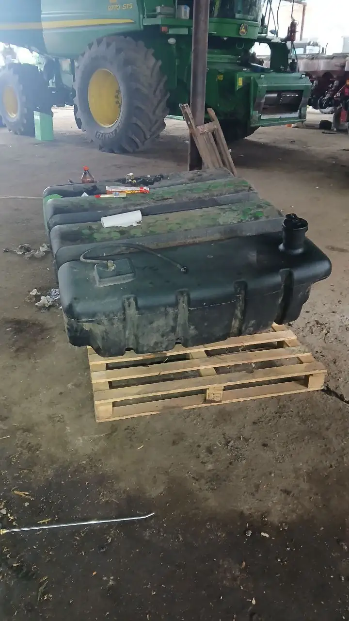 Palivová nádrž — John Deere