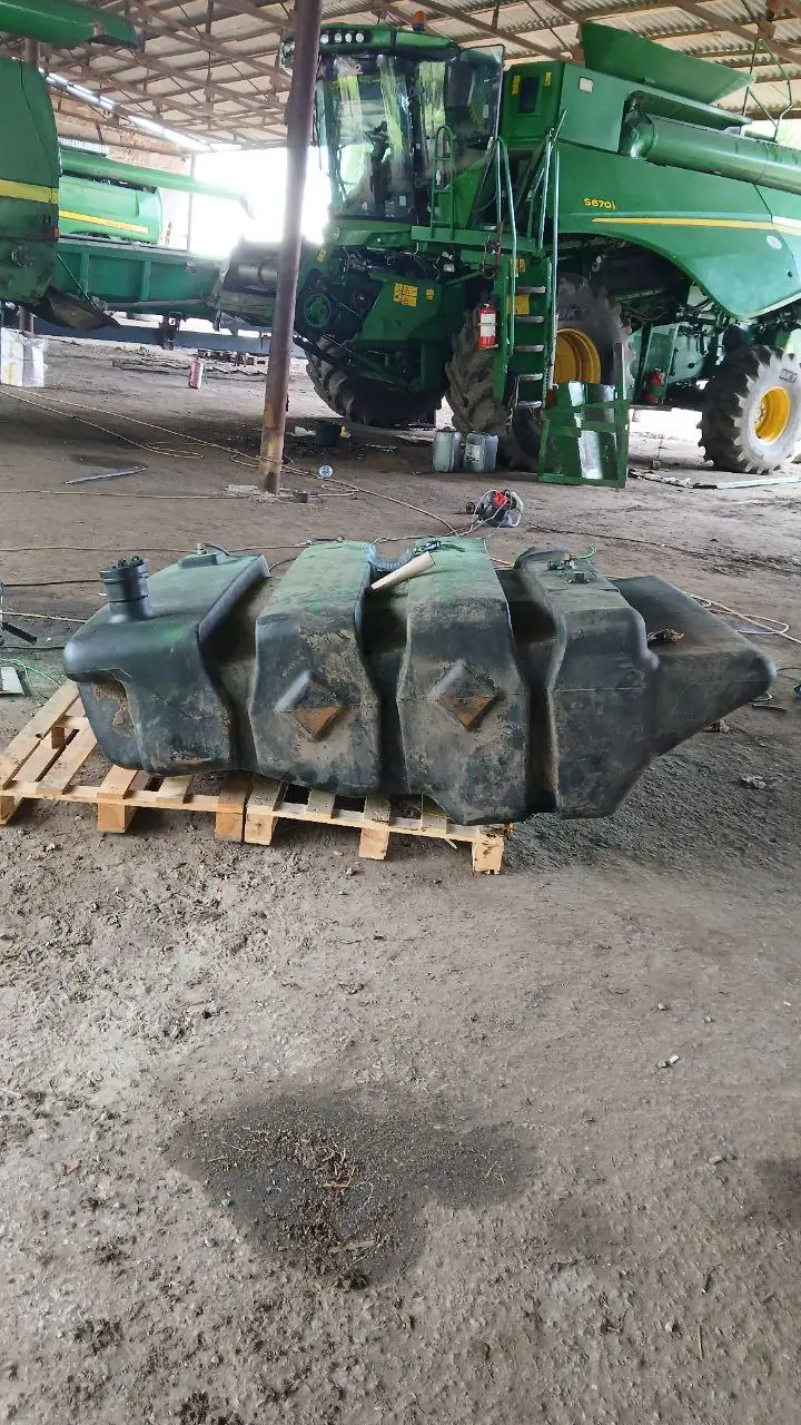 Fotografie 13 z opravy — Oprava palivové nádrže John Deere — teče v místech dřívějších oprav