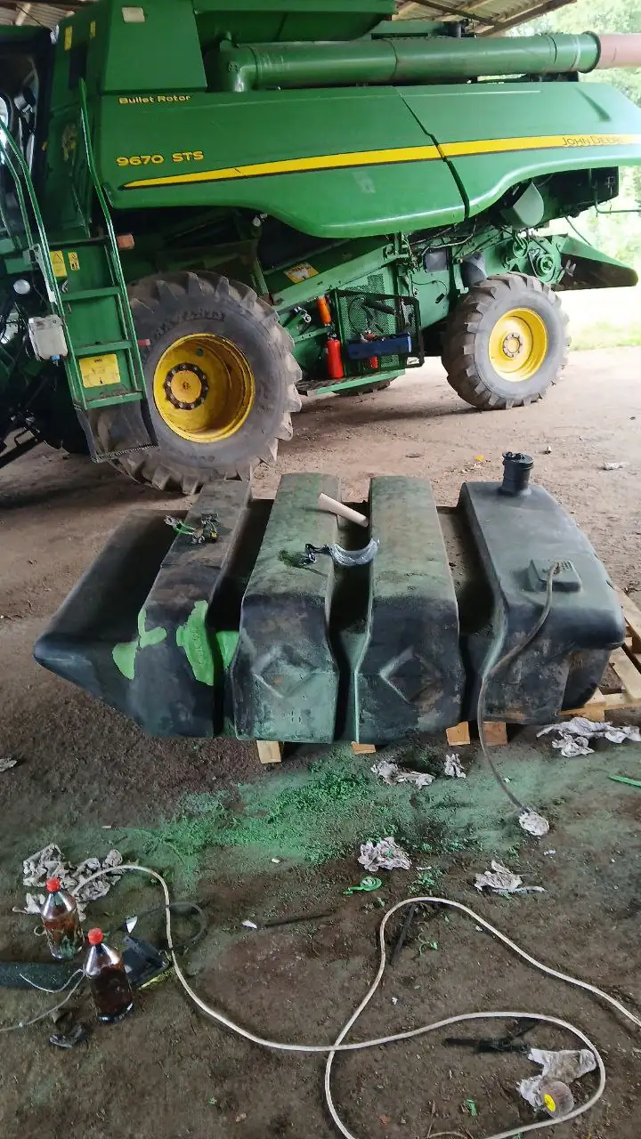 Fotografie 8 z opravy — Oprava palivové nádrže John Deere — teče v místech dřívějších oprav