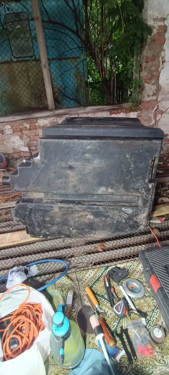 Fotografie 9 z opravy — Oprava palivové nádrže Case 340 — praskliny, teče