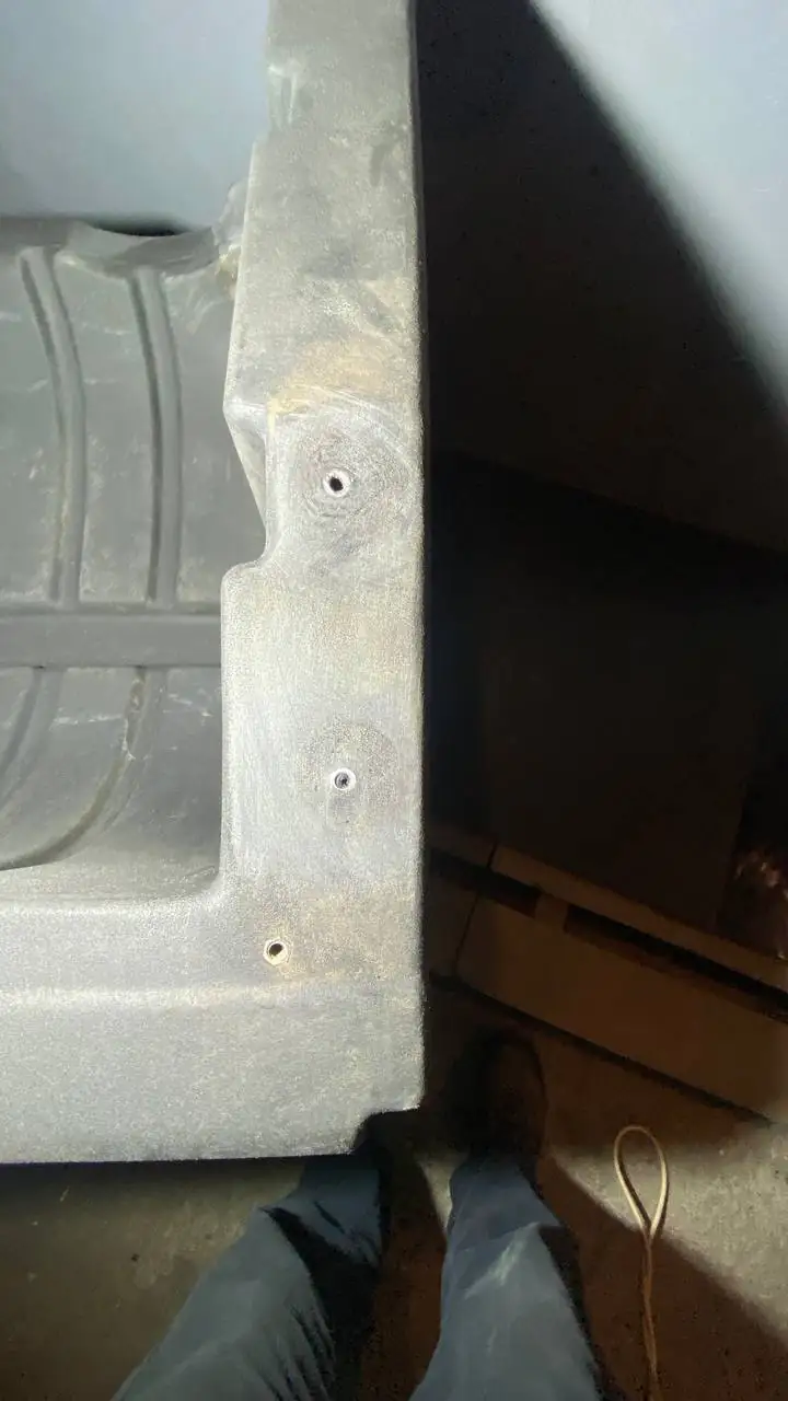 Fotografie 22 z opravy — Oprava palivové nádrže Case 340 — praskliny