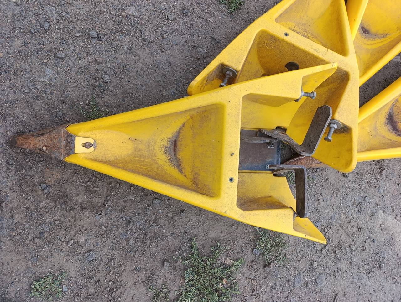 Fotografie 27 z opravy — Oprava děliče porostu New Holland — praskliny